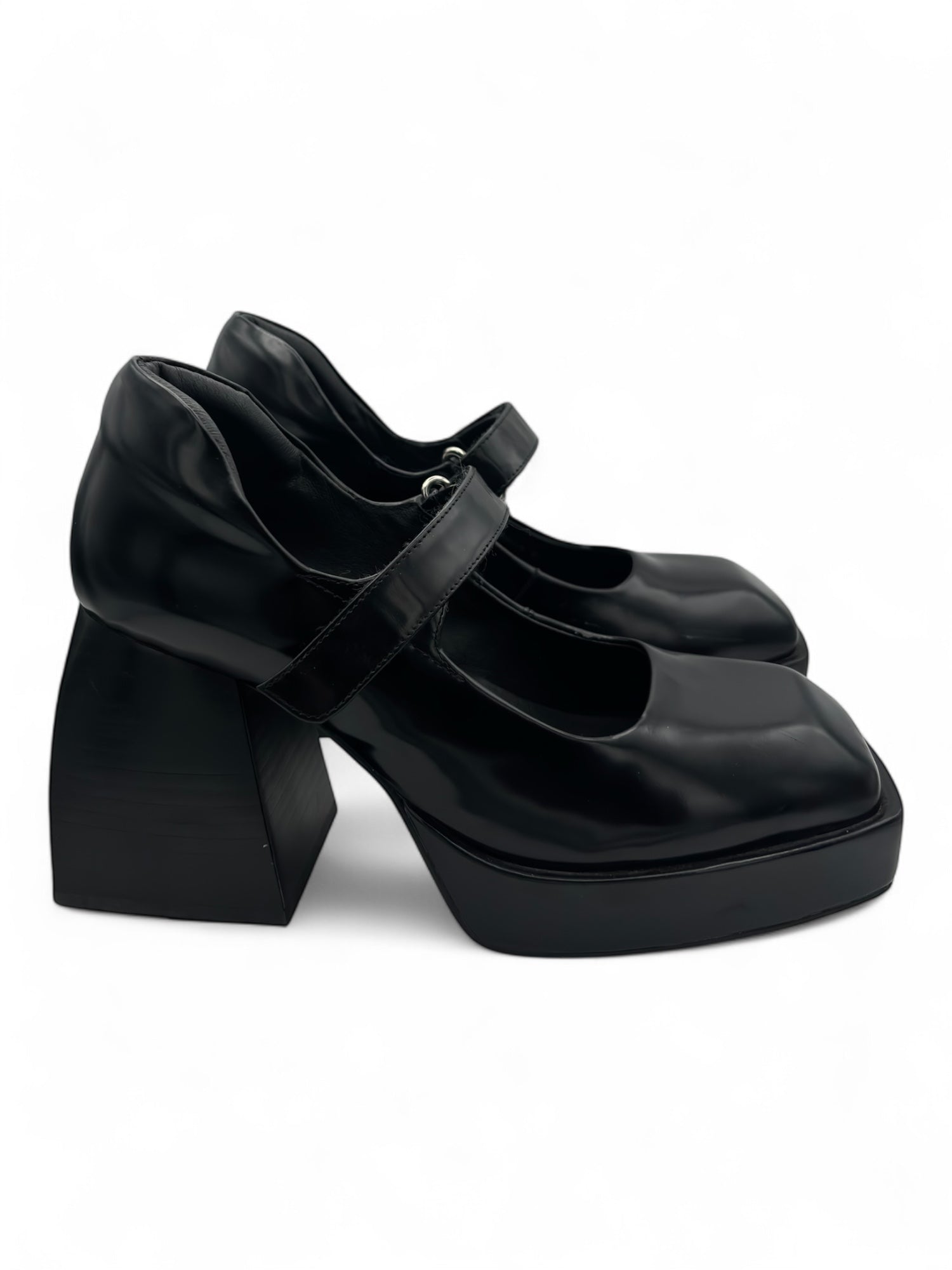 (8) B2 Black Mary Janes Chunky Heel
