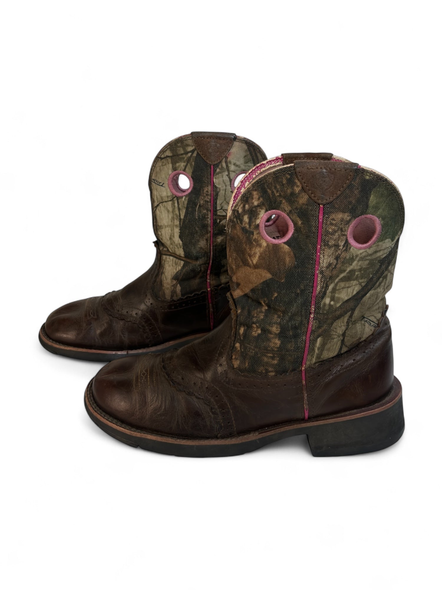 (9) Ariat Camo Cowboy Boots