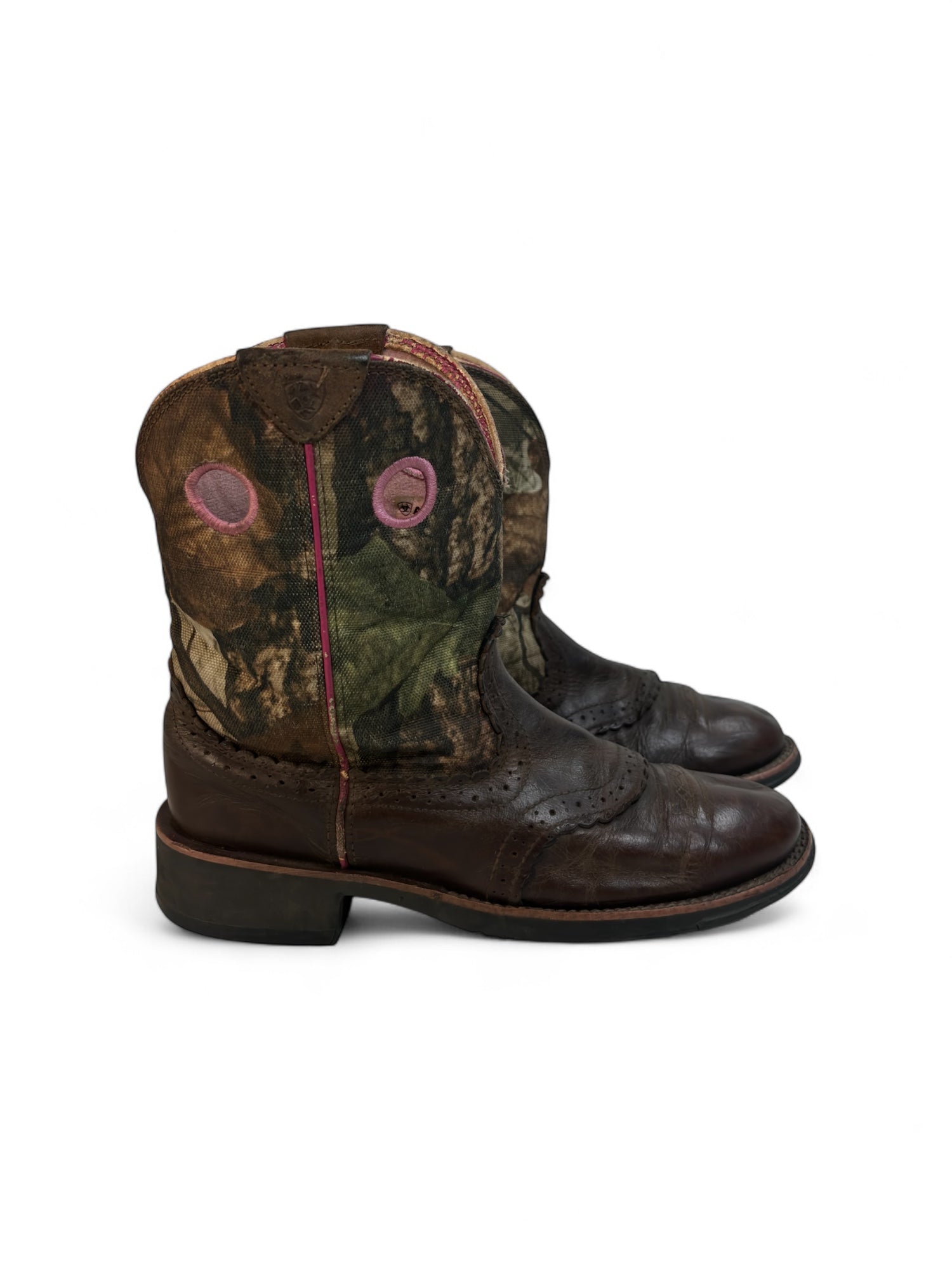 (9) Ariat Camo Cowboy Boots